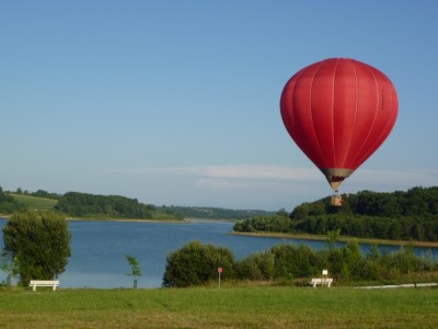 L'étendue d'eau du Lac du Gabas et notre montgolfière rouge