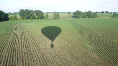 Une ombre de montgolfière dans les champs du Tarn et Garonne